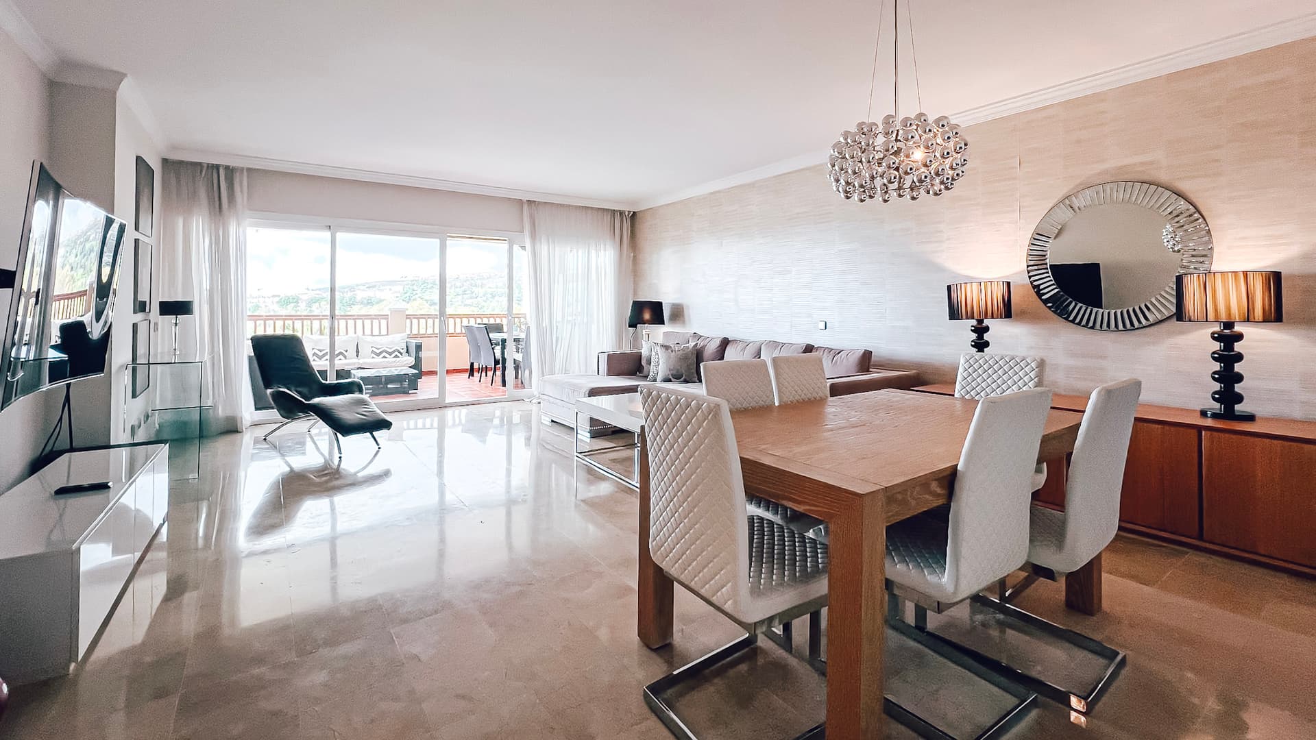 Bright two bedroom apartment with sea views - Video