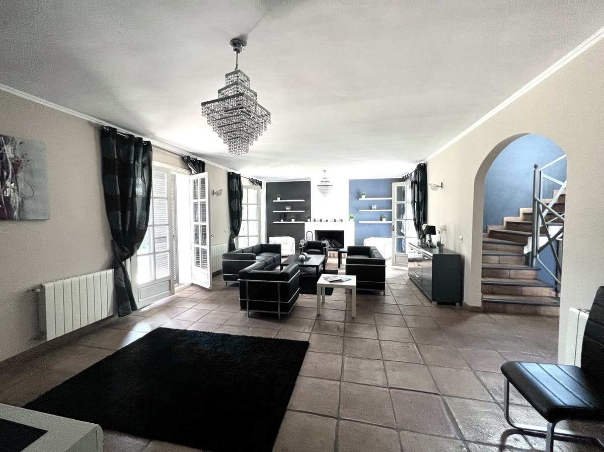 Charming 4-Bedroom Villa in Nagüeles - photo 2