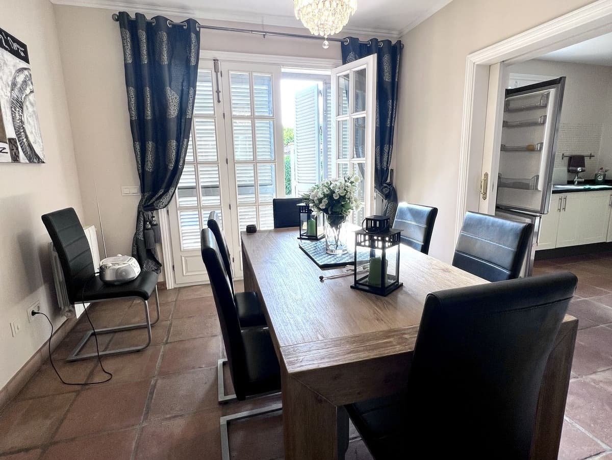 Charming 4-Bedroom Villa in Nagüeles - photo 3